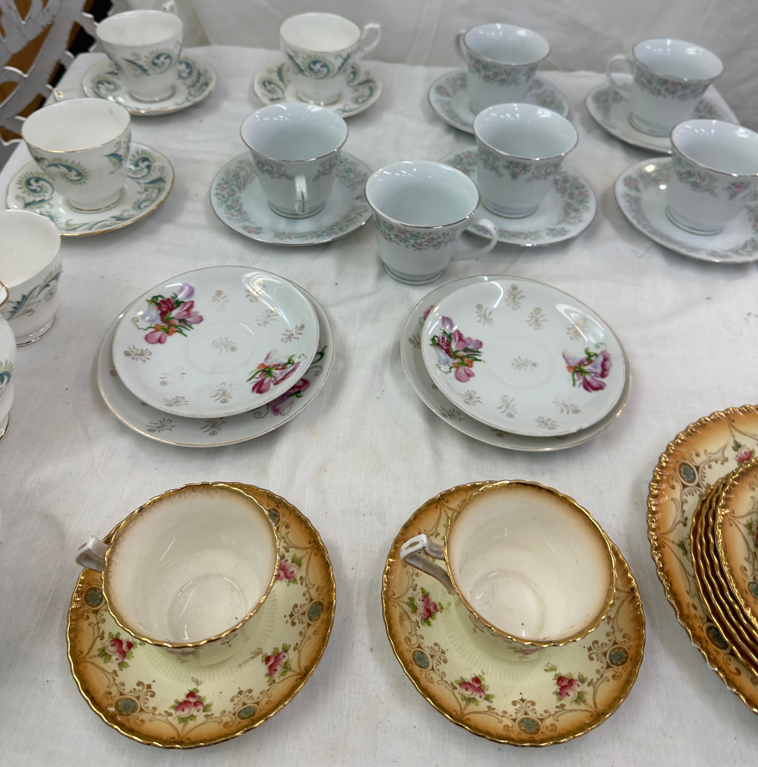 Selection of part tea services to include Royal Albert cups and saucers etc - Bild 3 aus 7