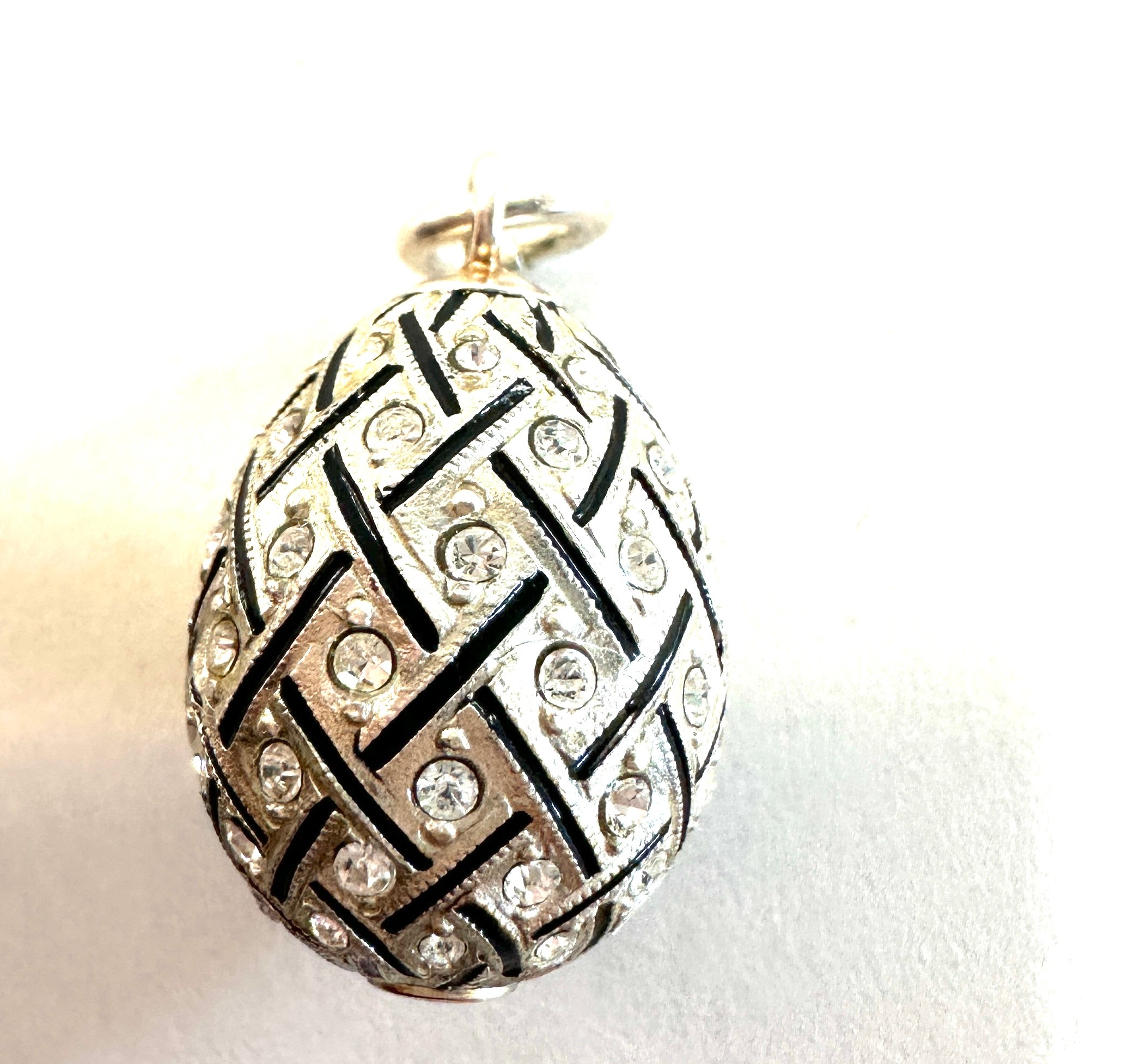 White metal enamel and paste set egg pendant charm. indistinct marks length 2cm - Bild 3 aus 4