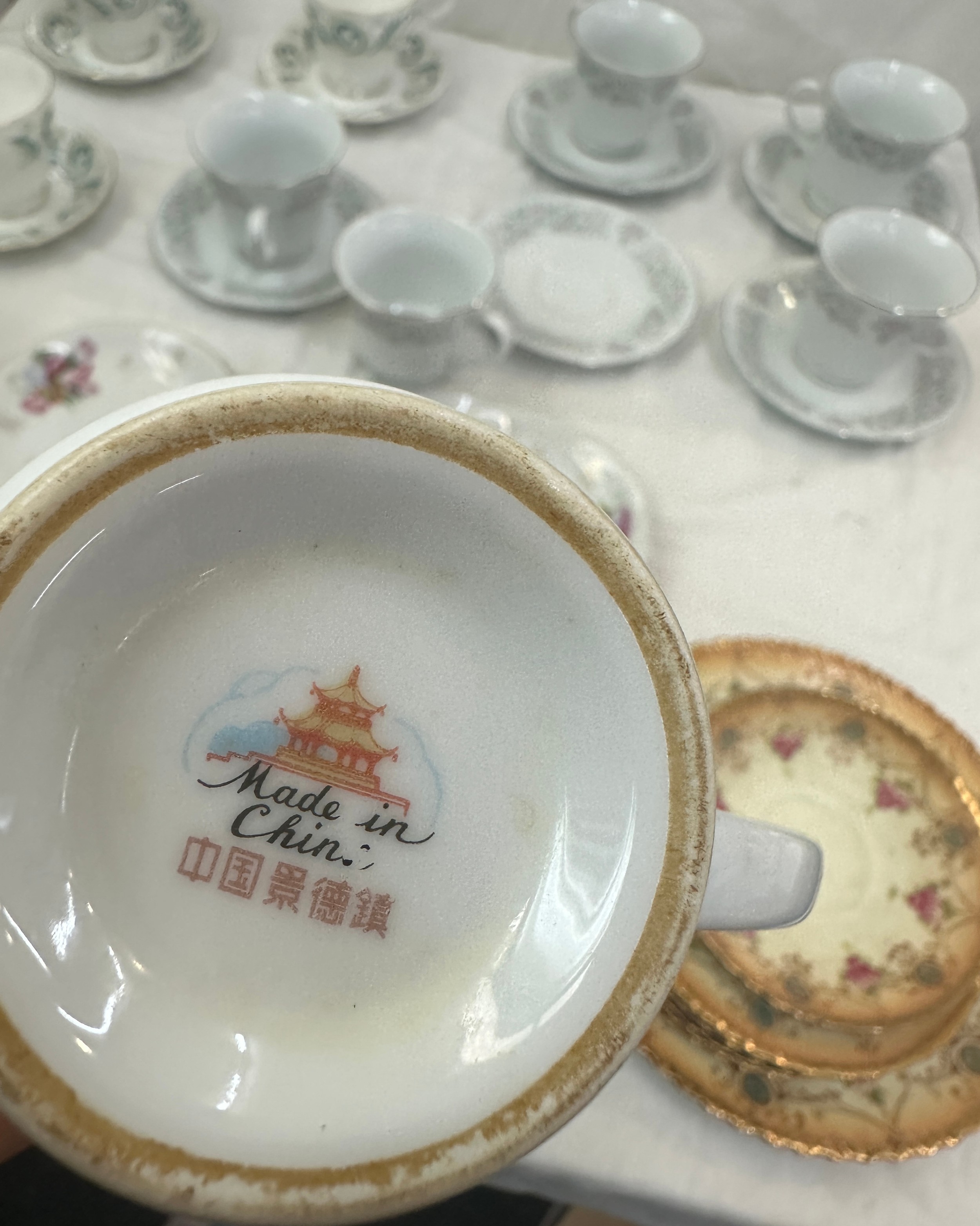 Selection of part tea services to include Royal Albert cups and saucers etc - Bild 7 aus 7