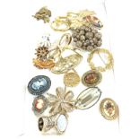 Tray of vintage and later brooches