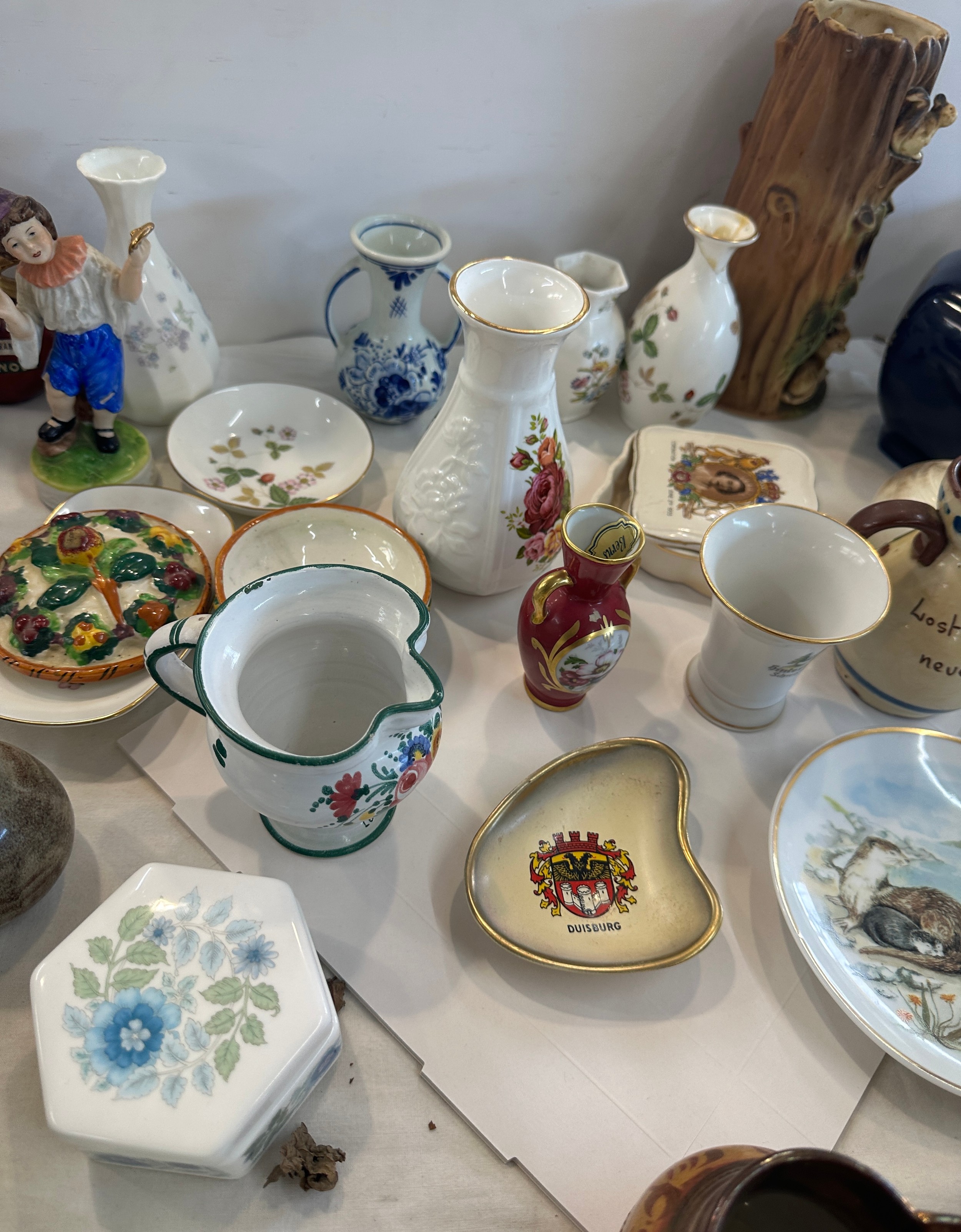 Large selection of named and un named pottery pieces to include Crown Ducal, Wedgwood, Davenport etc - Image 8 of 16
