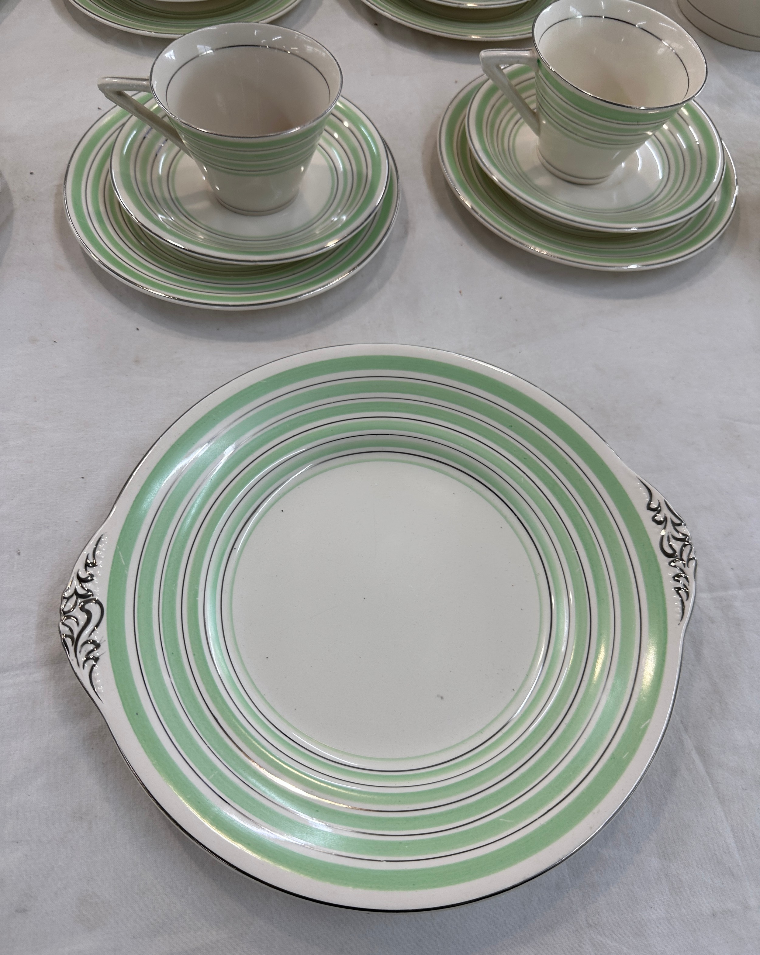 Six piece Solian ware tea service to include cups, saucers, tea pot, milk jug, sugar bowl and cake - Bild 4 aus 6