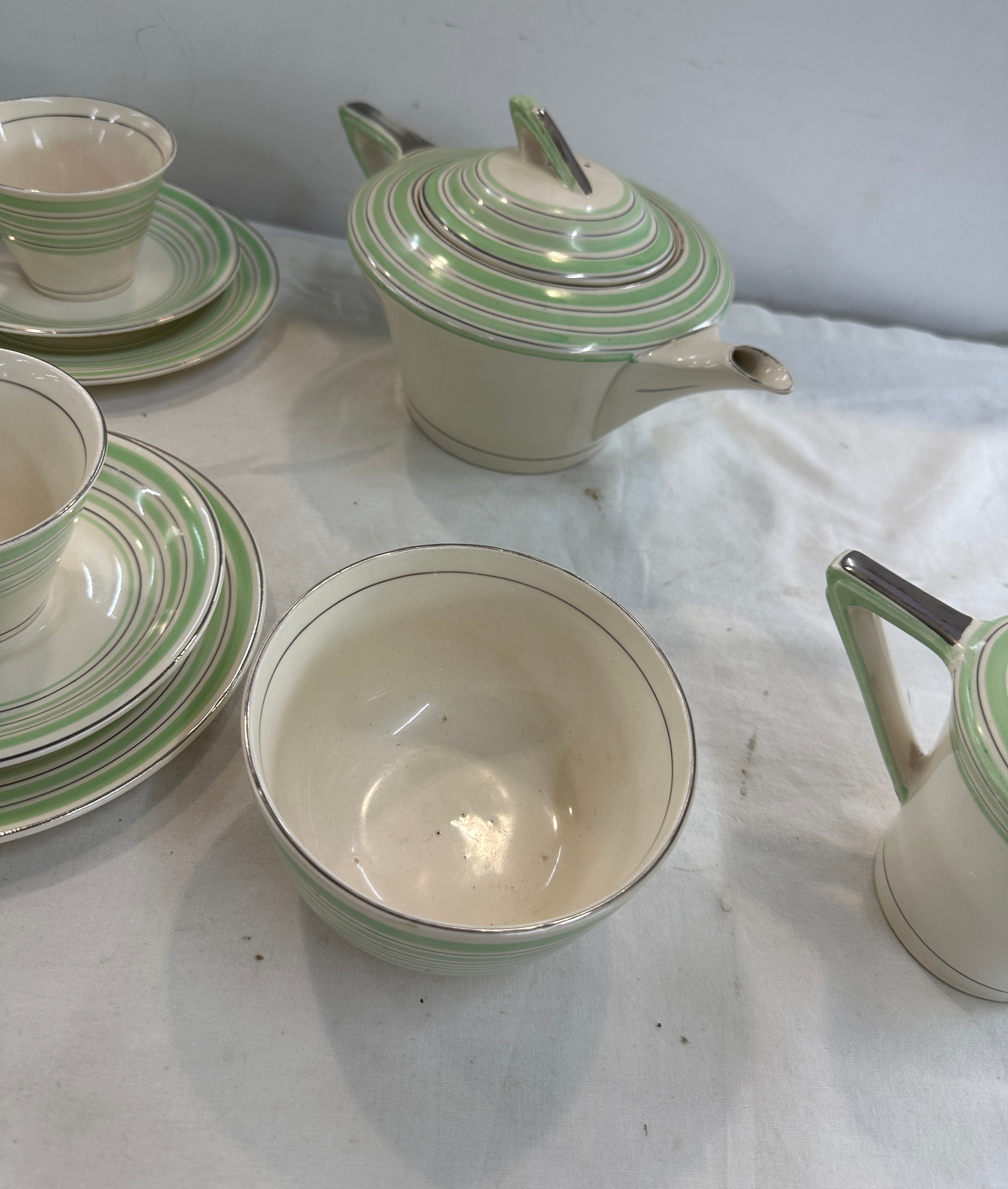 Six piece Solian ware tea service to include cups, saucers, tea pot, milk jug, sugar bowl and cake - Bild 5 aus 6