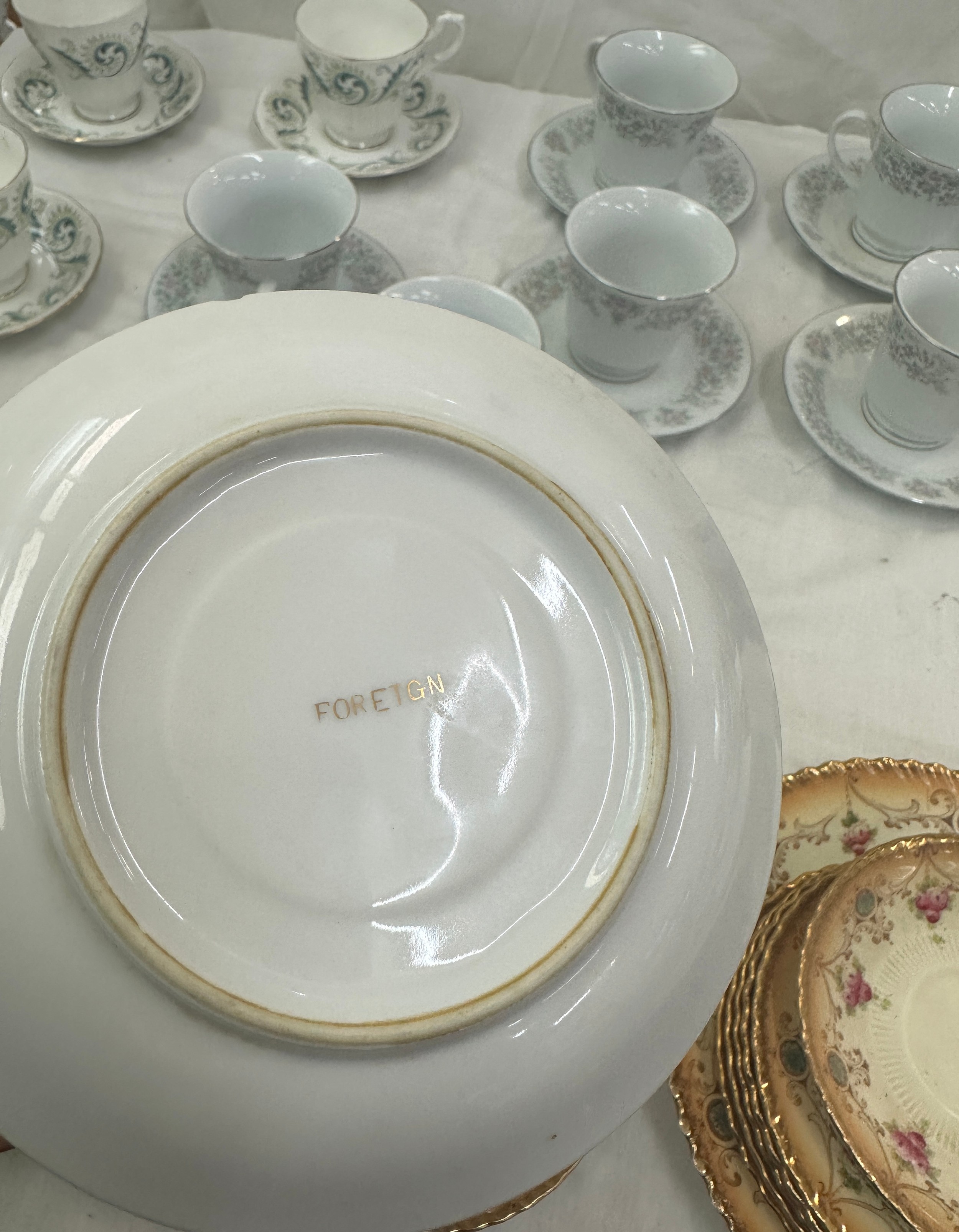 Selection of part tea services to include Royal Albert cups and saucers etc - Bild 6 aus 7
