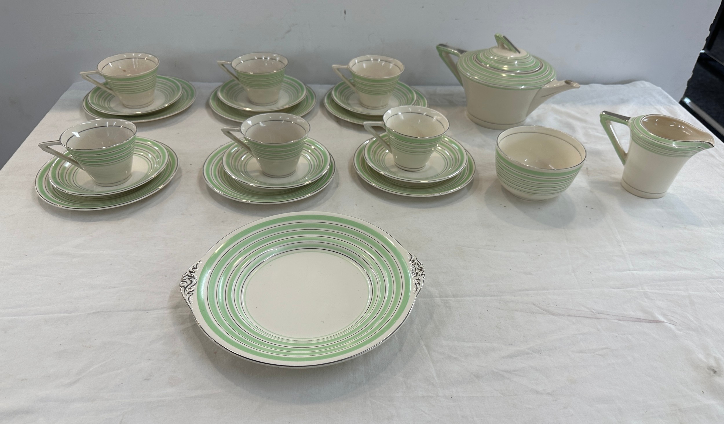 Six piece Solian ware tea service to include cups, saucers, tea pot, milk jug, sugar bowl and cake - Bild 2 aus 6