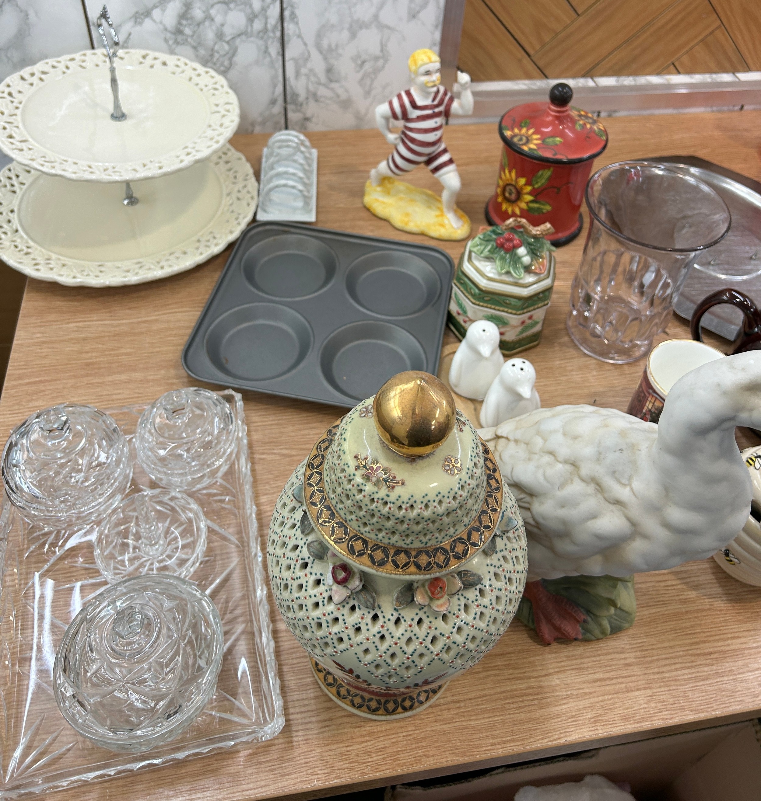 Selection of miscellaneous to include oriental pottery, glass etc - Bild 2 aus 9