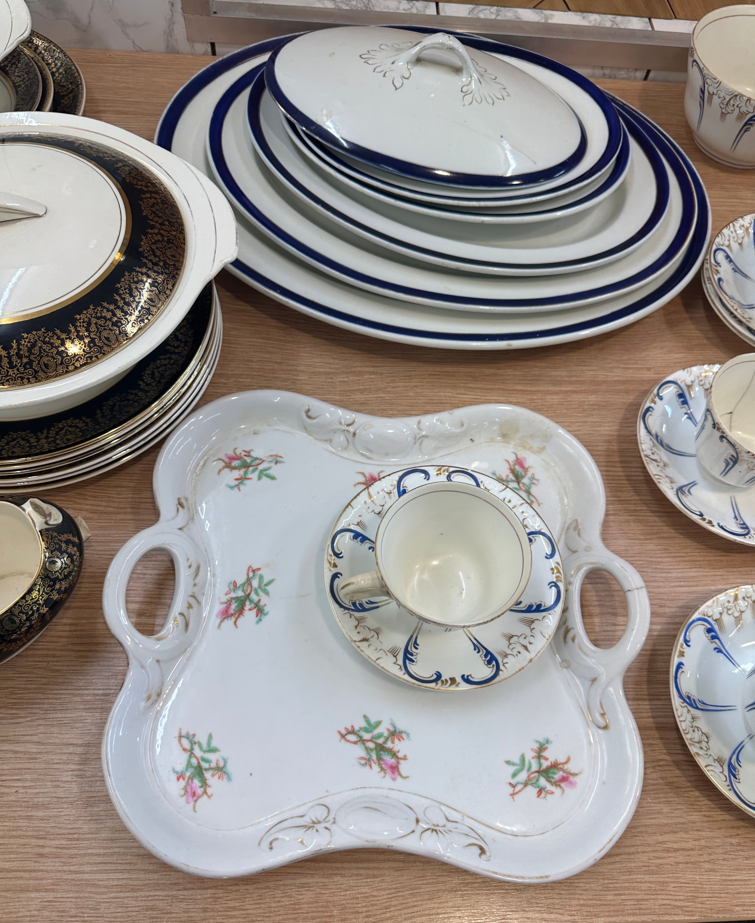 Large selection of part tea and dinner services one hand painted to include meat trays, cups, - Bild 4 aus 8