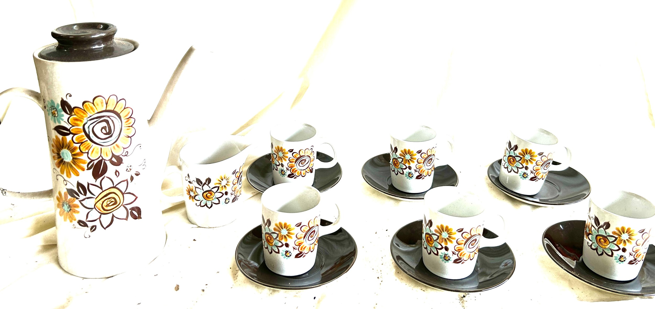 Retro tea set to include 6 cups, saucers, teapot and milk jug
