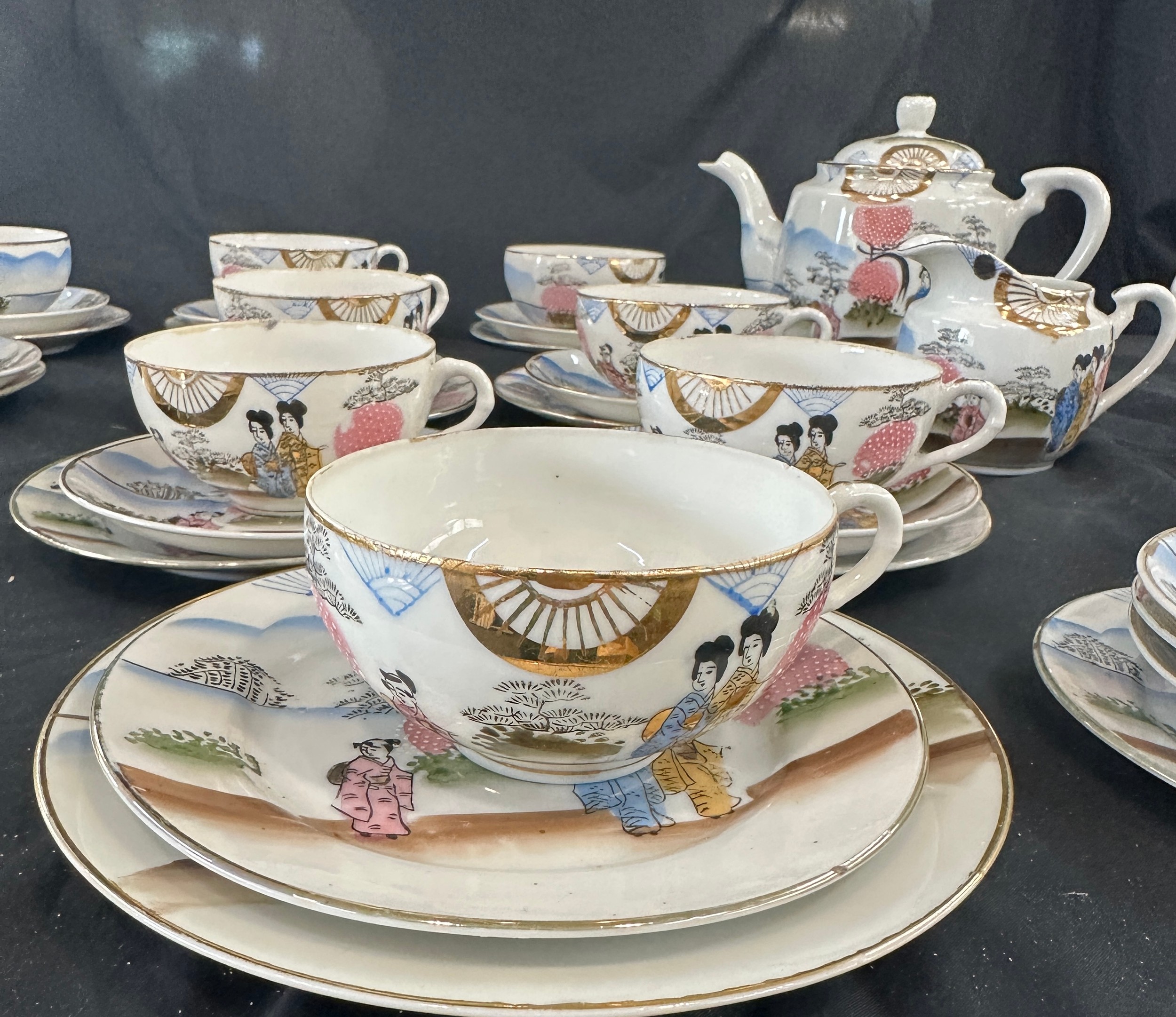 Oriental hand painted tea service with marks to base to include 11 cups complete cups and saucers, - Bild 4 aus 8