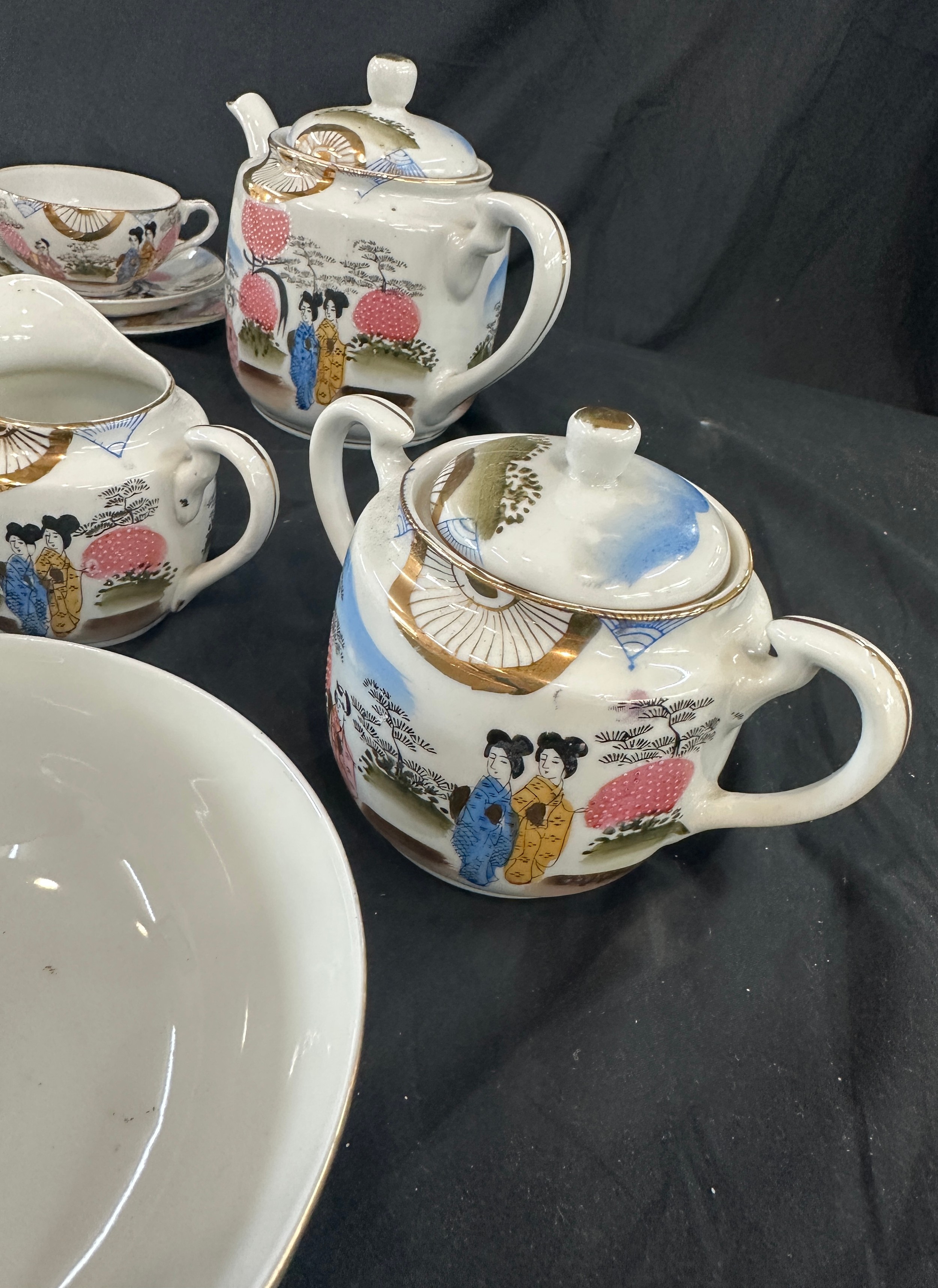 Oriental hand painted tea service with marks to base to include 11 cups complete cups and saucers, - Bild 6 aus 8