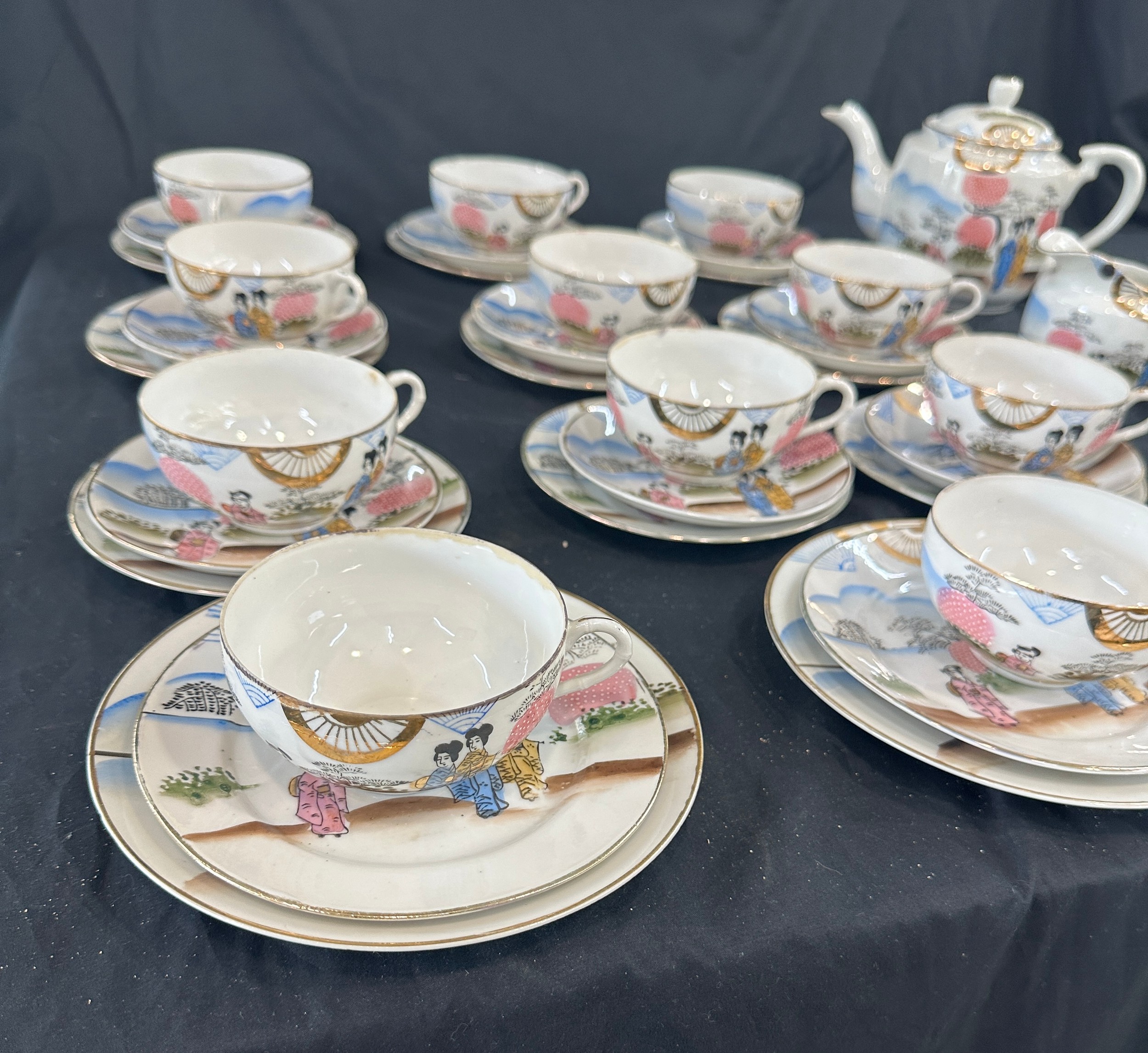 Oriental hand painted tea service with marks to base to include 11 cups complete cups and saucers, - Bild 2 aus 8