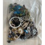 Mixed bag of assorted costume jewellery weighs approx 192 grams