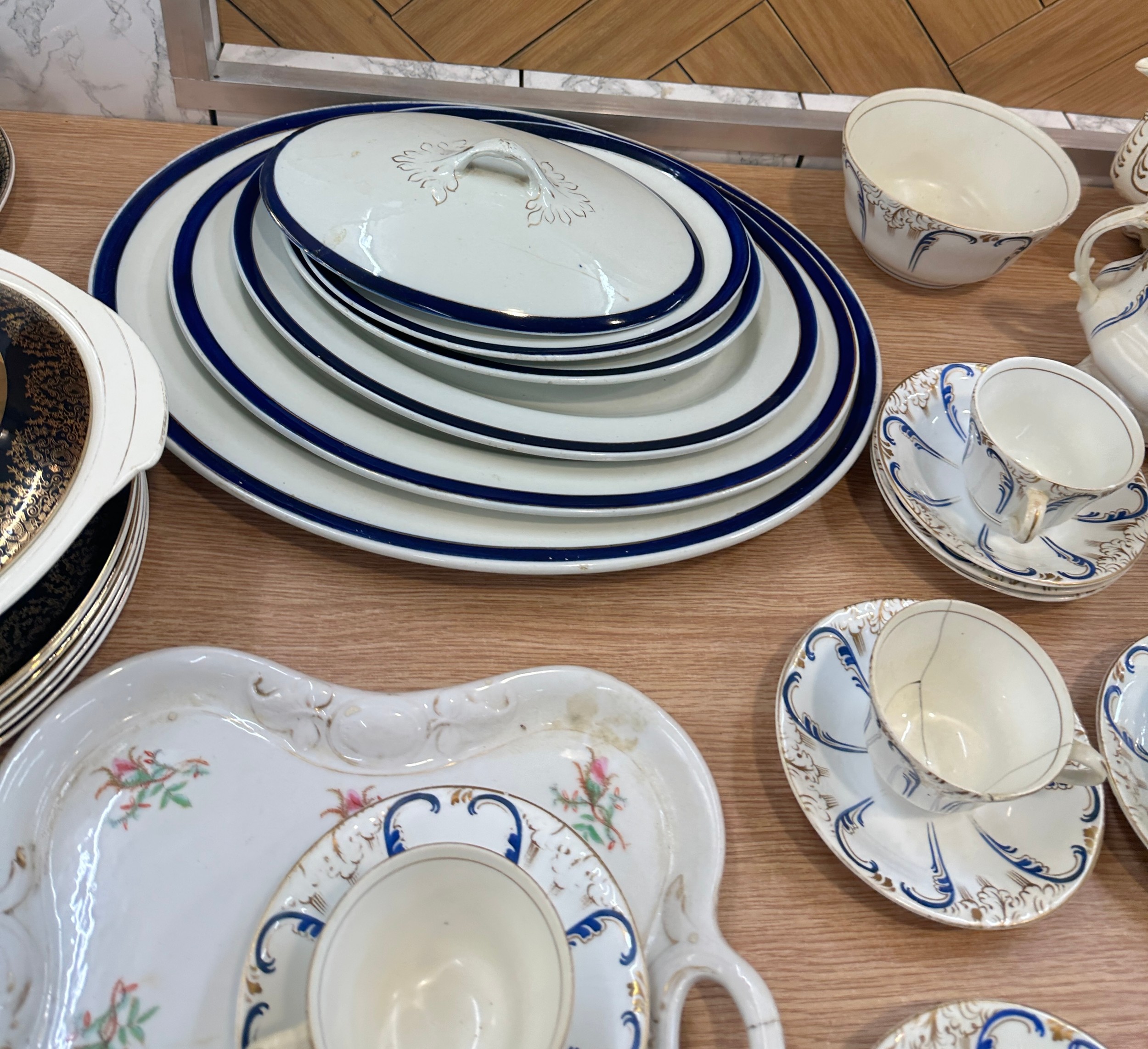 Large selection of part tea and dinner services one hand painted to include meat trays, cups, - Bild 3 aus 8