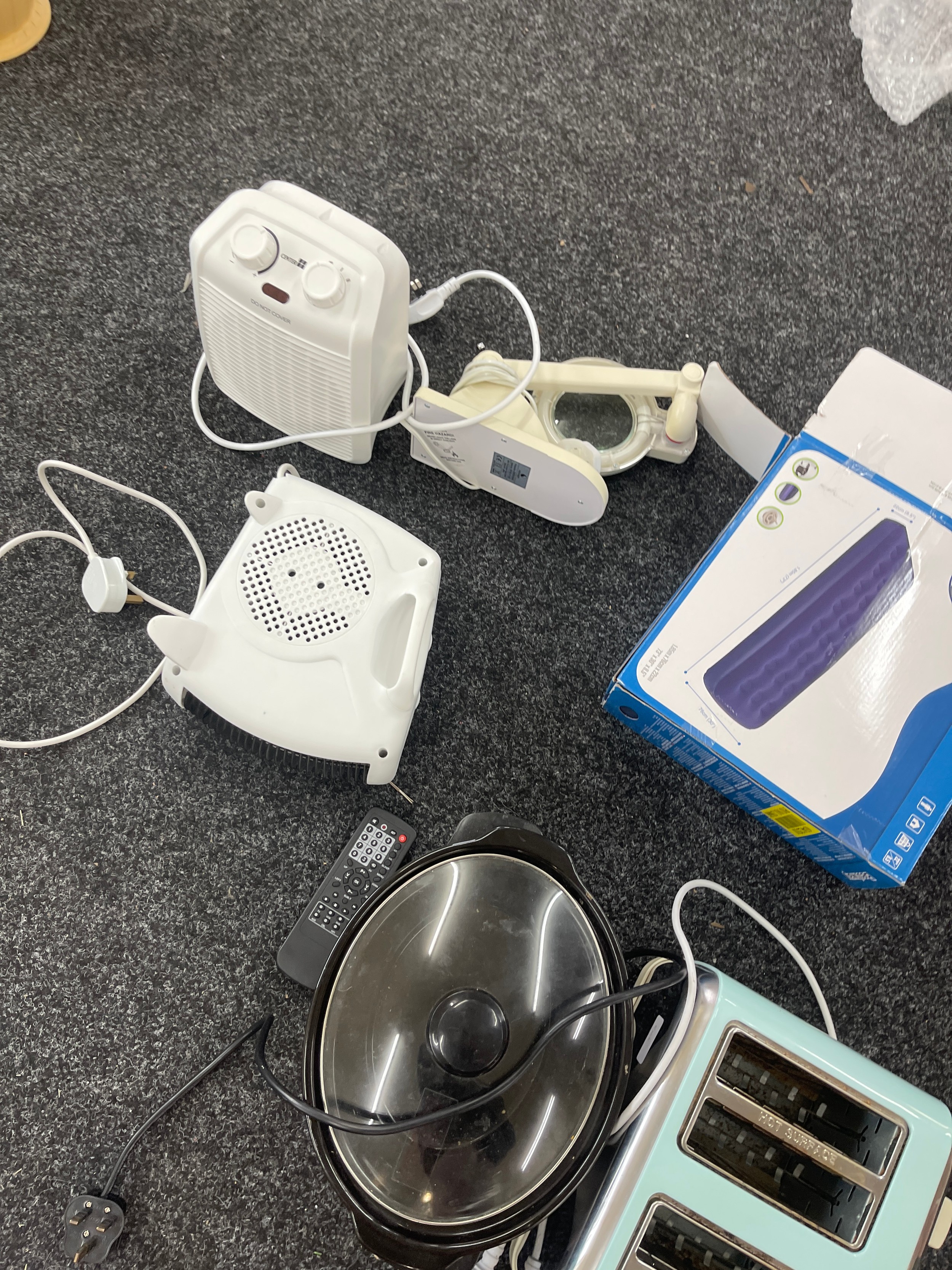 Selection of eletcricals to include heaters, air bed, kettle etc - Bild 2 aus 3