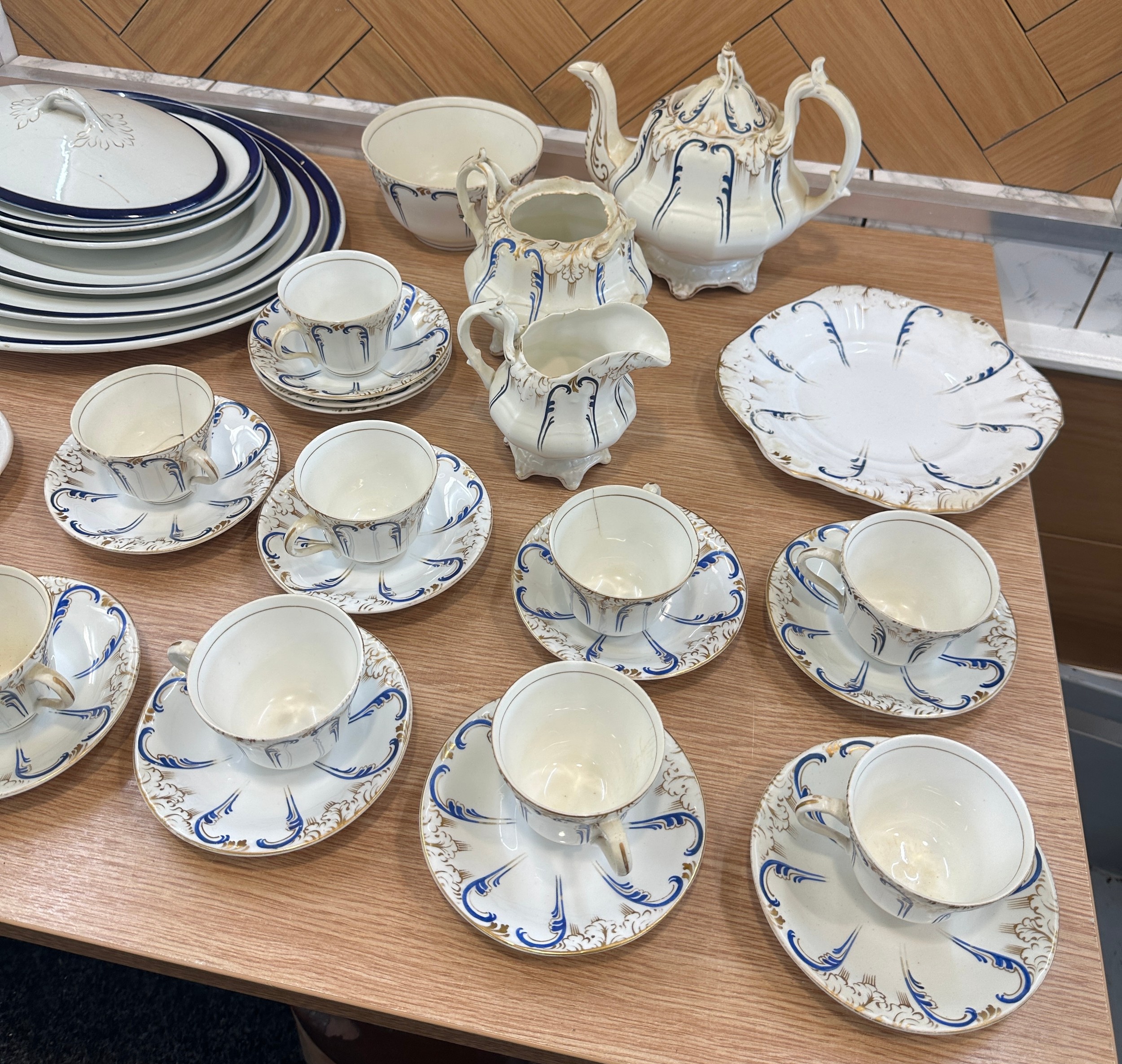 Large selection of part tea and dinner services one hand painted to include meat trays, cups, - Bild 2 aus 8