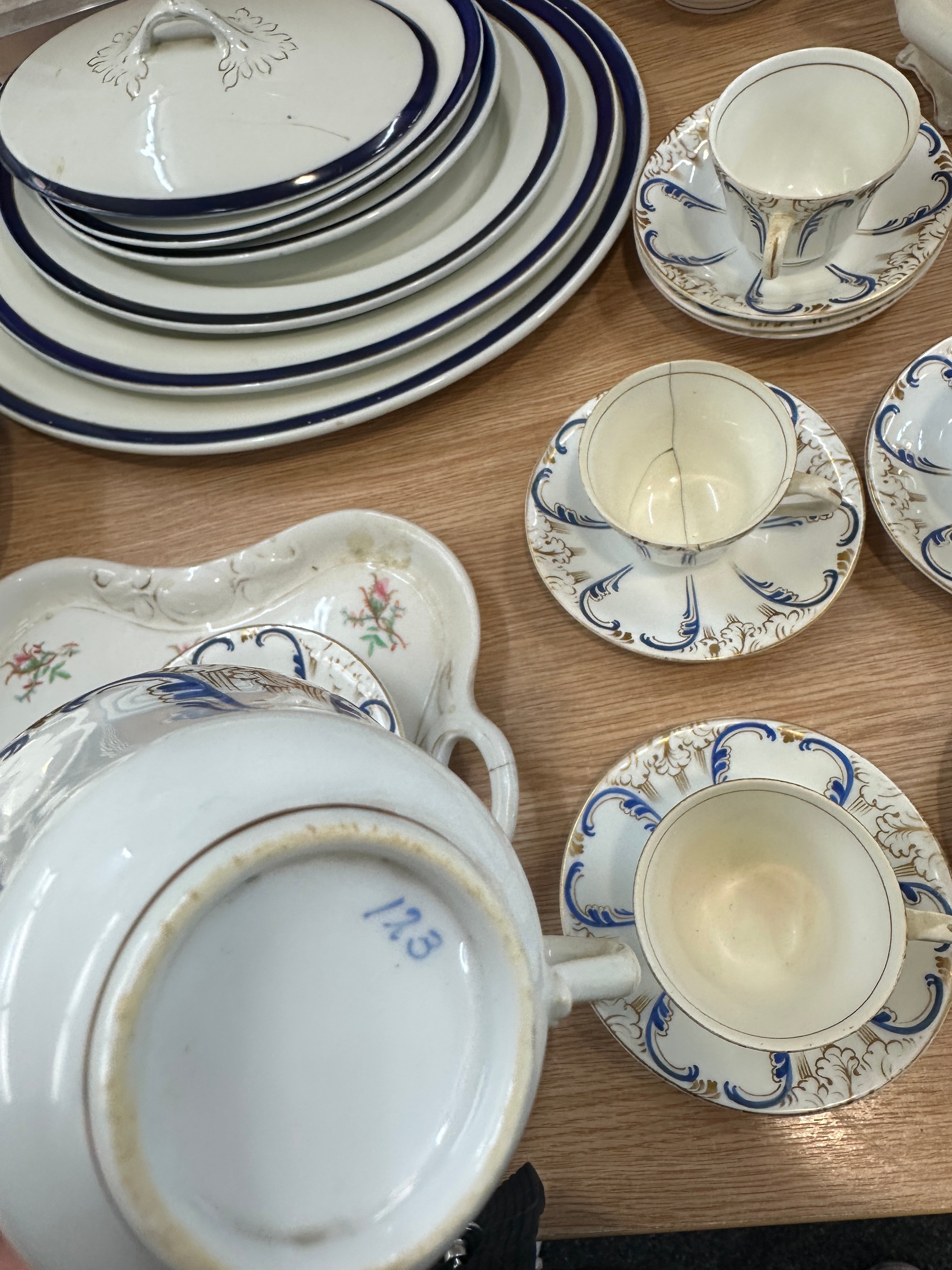 Large selection of part tea and dinner services one hand painted to include meat trays, cups, - Bild 7 aus 8