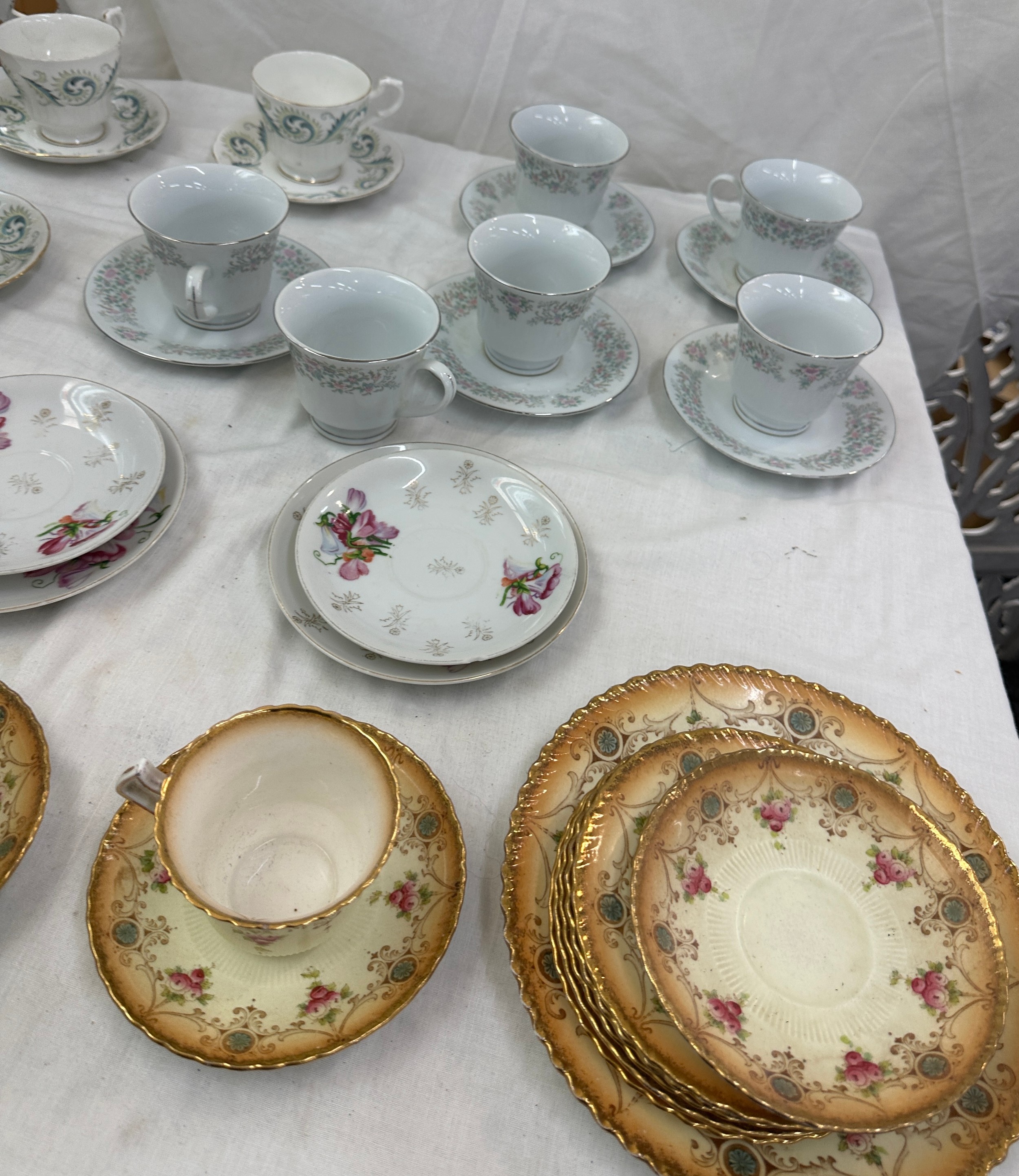 Selection of part tea services to include Royal Albert cups and saucers etc - Bild 4 aus 7