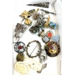 Tray of vintage and later brooches includes silver, Scottish Thistle etc