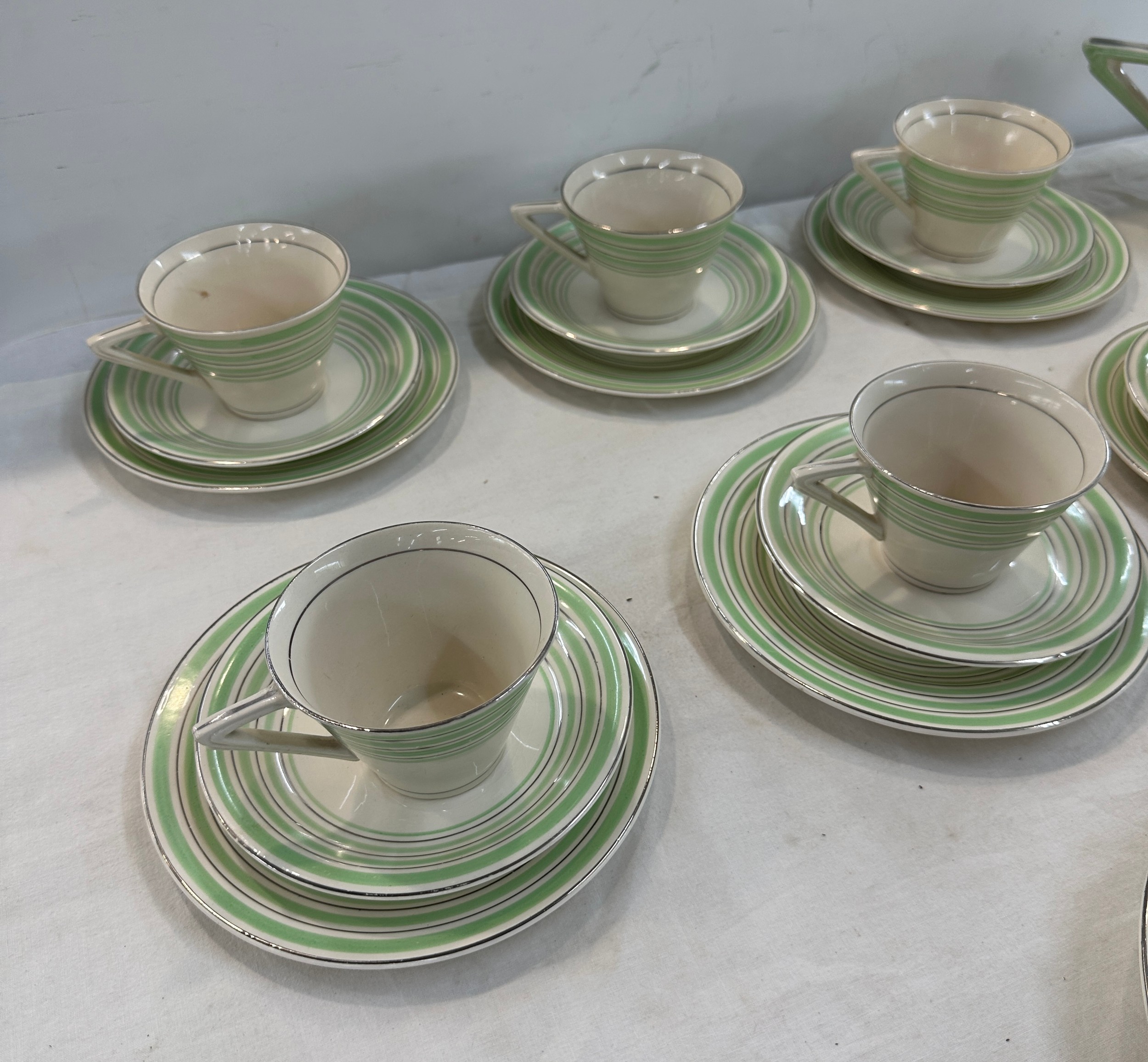 Six piece Solian ware tea service to include cups, saucers, tea pot, milk jug, sugar bowl and cake - Bild 3 aus 6