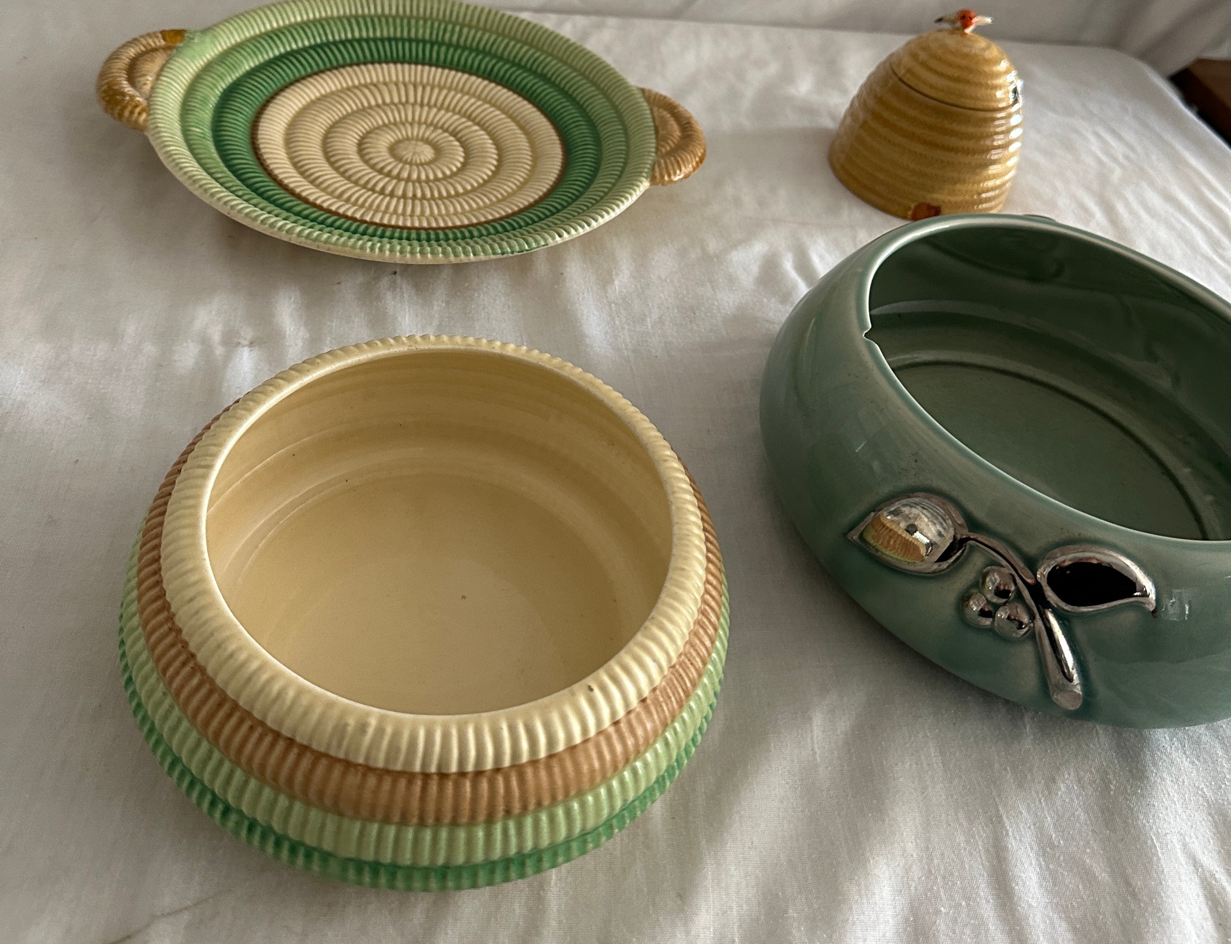 Selection of Clarice Cliff items to include a honey pot, bowl and plate - Image 3 of 11