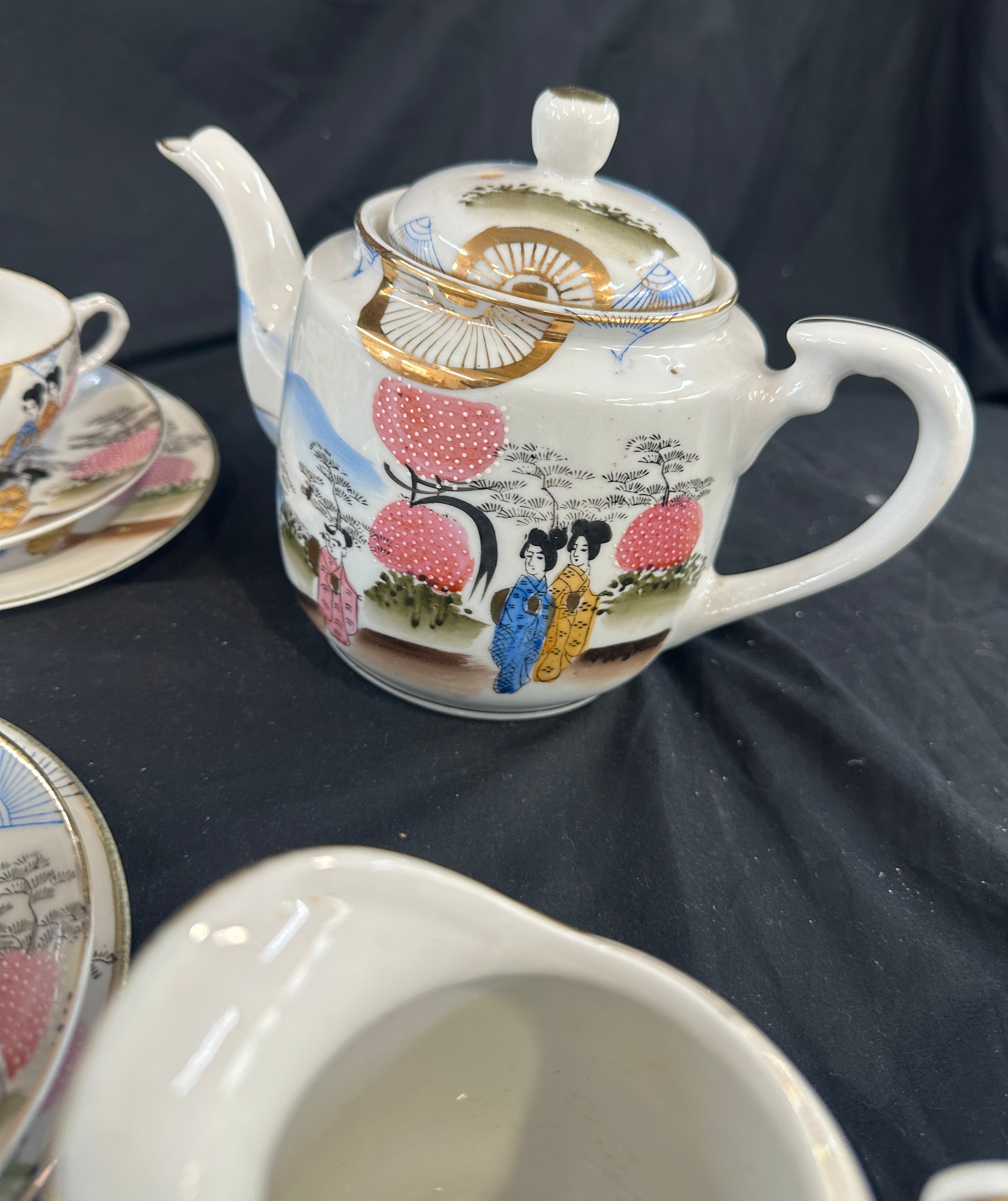 Oriental hand painted tea service with marks to base to include 11 cups complete cups and saucers, - Bild 5 aus 8