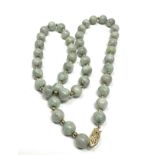 9ct gold clasp on jadeite beaded single strand necklace (40.3g)
