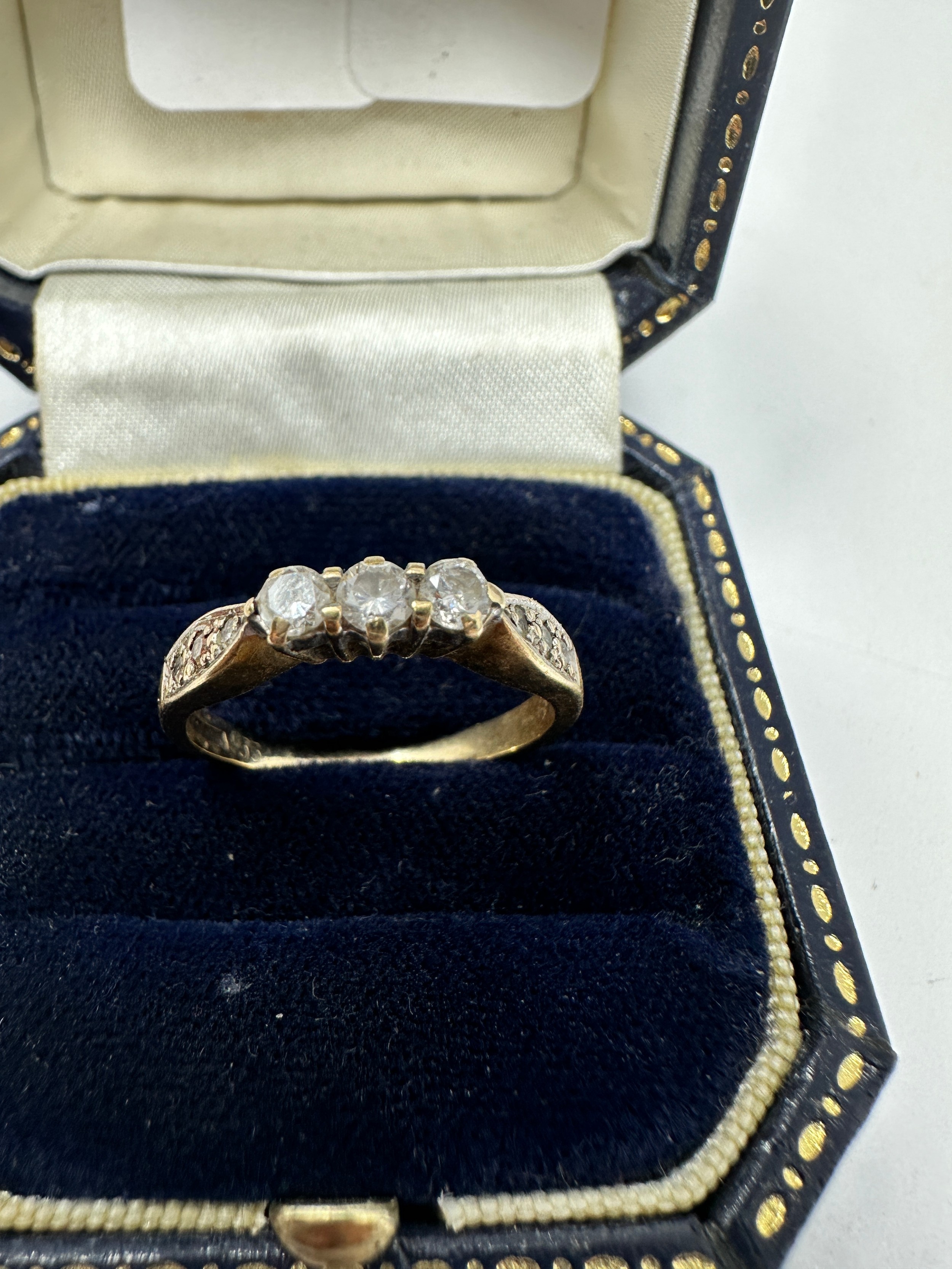 9ct gold diamond ring (2.3g) 0.33ct diamonds