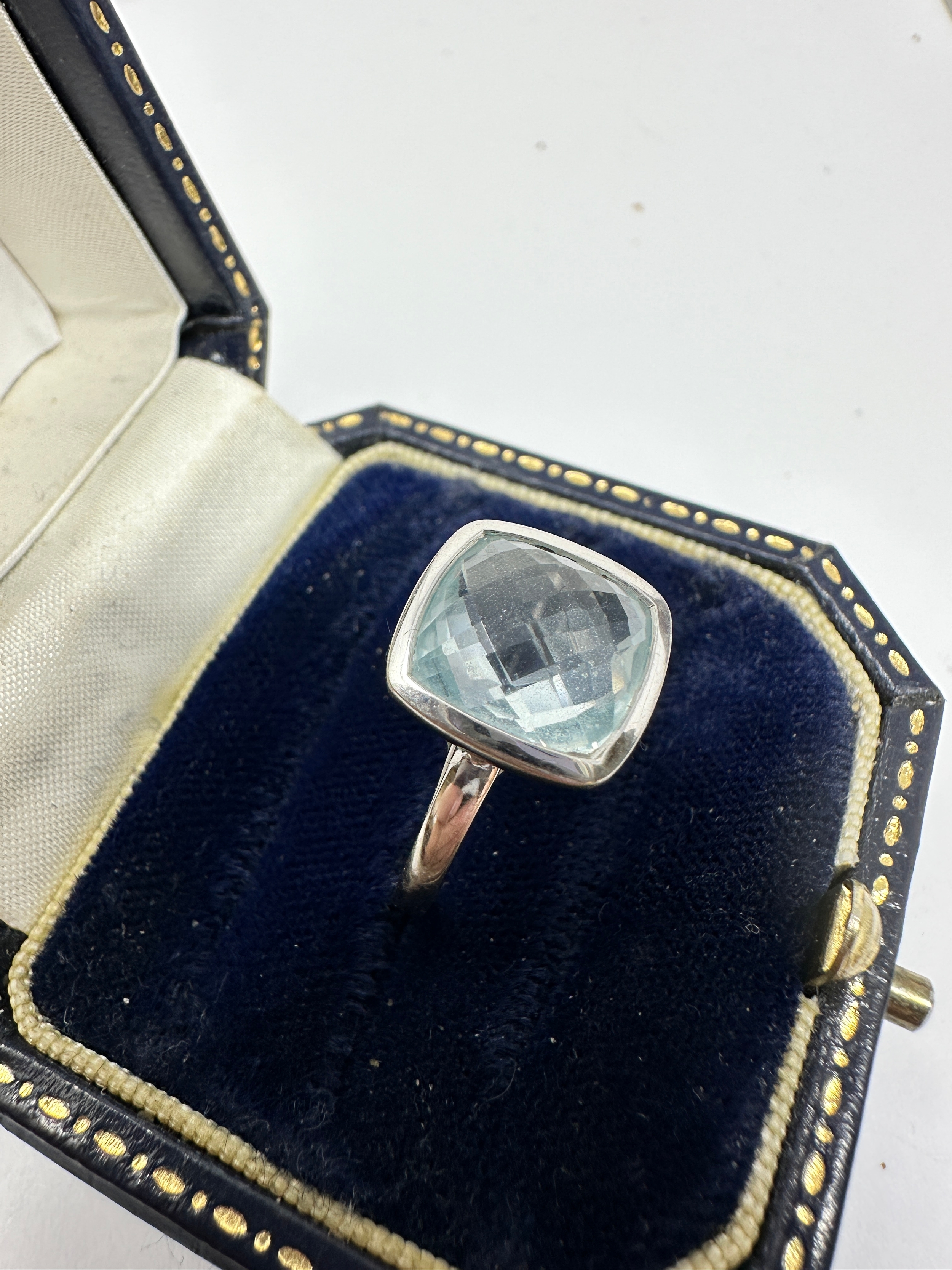 9ct white gold faceted blue gemstone ring weight 3.1g - Image 2 of 4