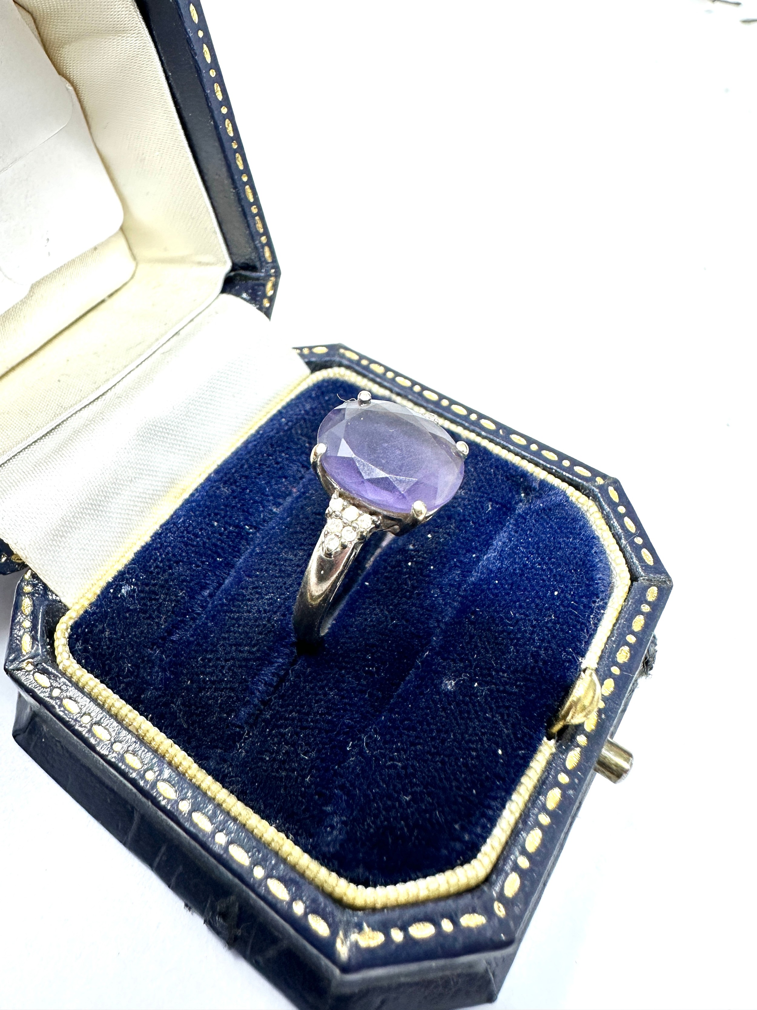 9ct white gold diamond and amethyst ring (3.6g) - Image 2 of 3