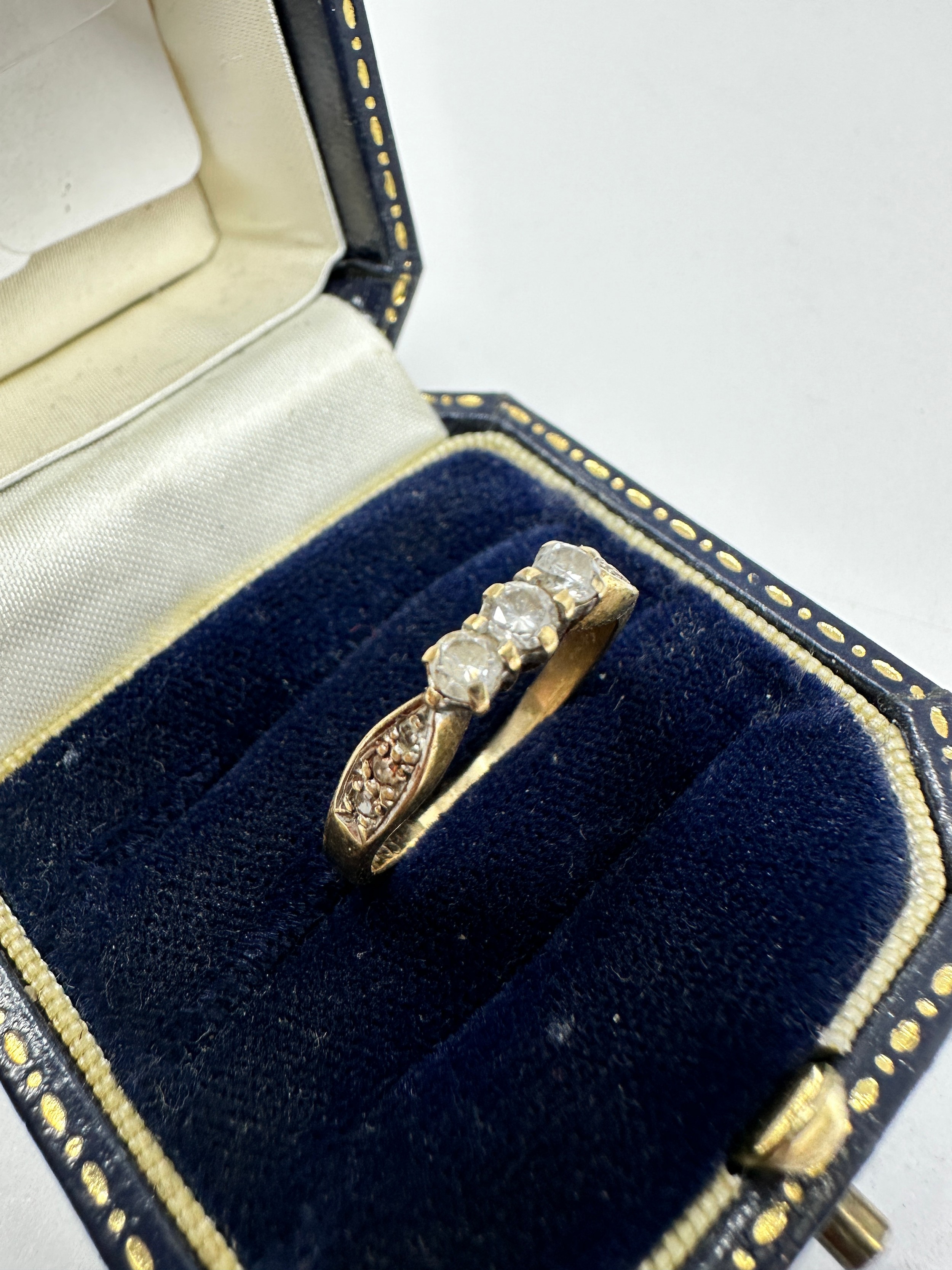 9ct gold diamond ring (2.3g) 0.33ct diamonds - Image 2 of 3