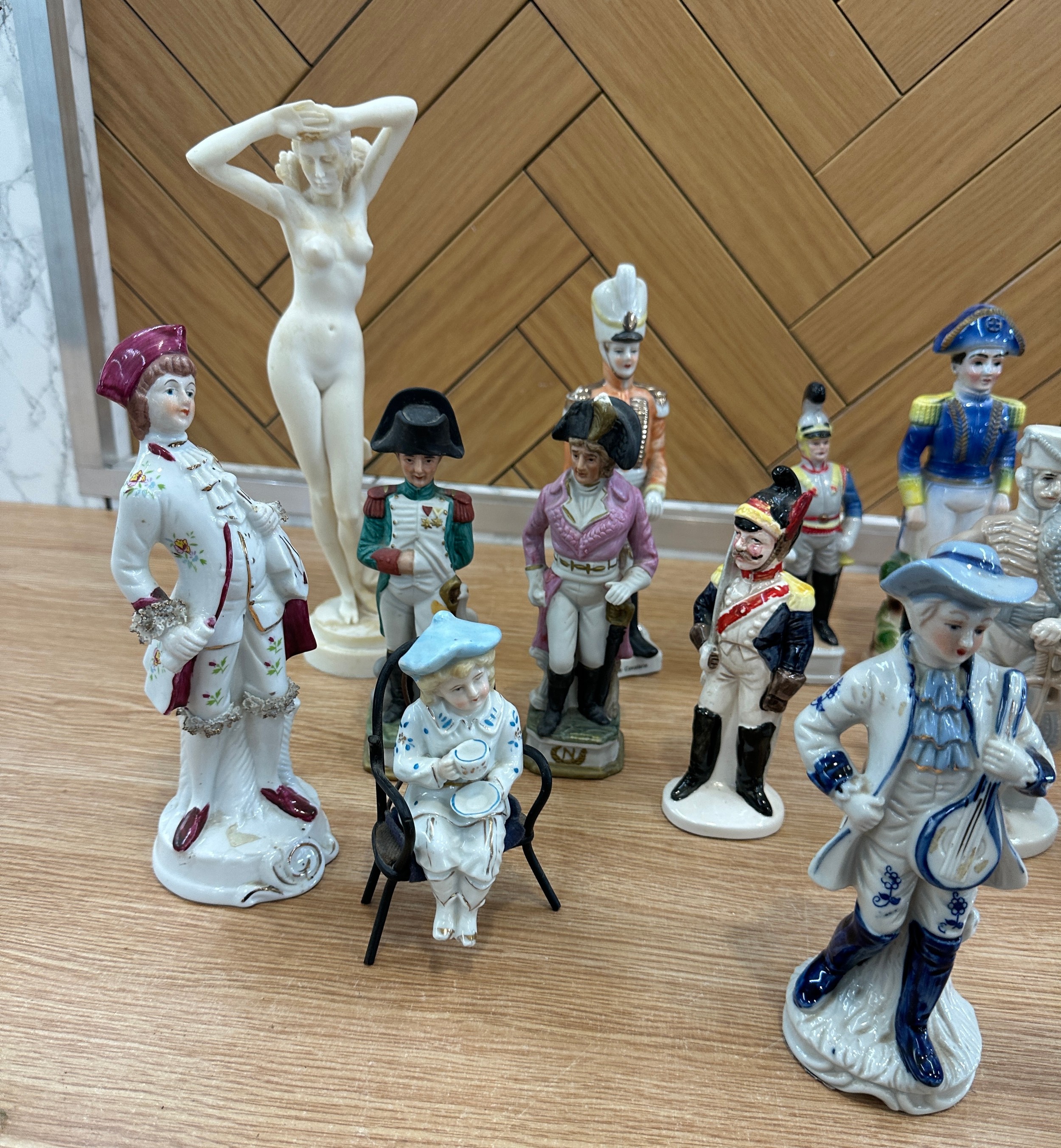 Selection of porcelain figures to include soldiers etc - Bild 4 aus 4
