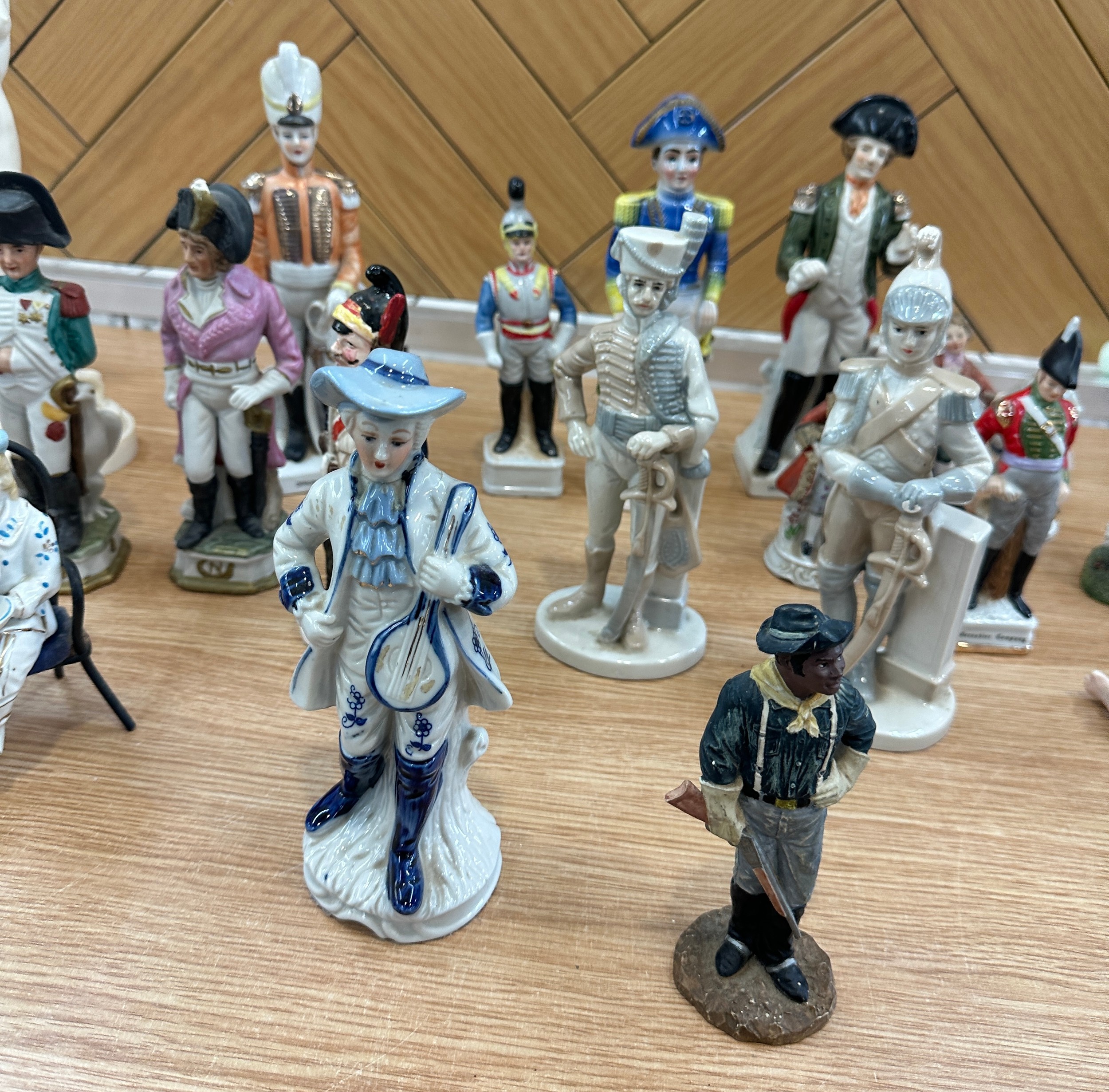 Selection of porcelain figures to include soldiers etc - Bild 3 aus 4