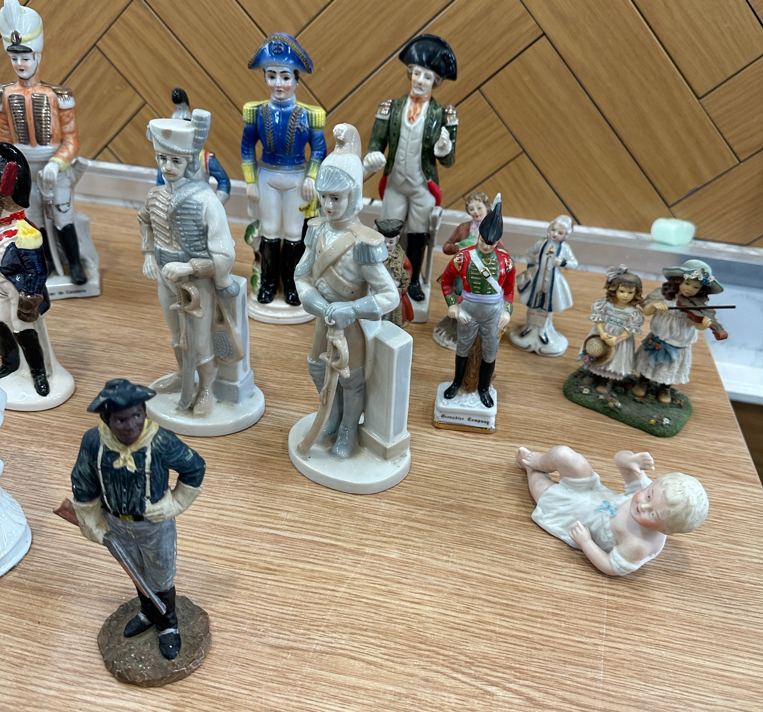 Selection of porcelain figures to include soldiers etc - Bild 2 aus 4