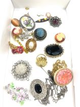 Tray of vintage and later brooches