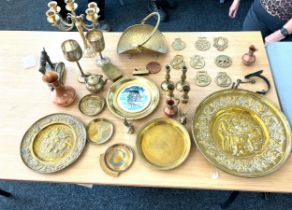 Selection of brassware to include candle harb, horse brasses, miniature candle sticks etc