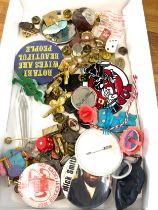 Tray of vintage and later badges includes girl guides etc