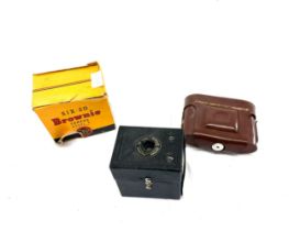 Selection of 3 vintage cameras includes Brownie six-20