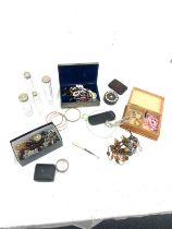Selection of collectable items to include scent bottles, trinkets, costume jewellery etc