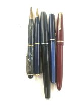 Selection of 5 pens includes a parker duo fold 14ct gold nip, a set of swan pens etc