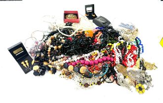 Selection of assorted ladies costume jewellery