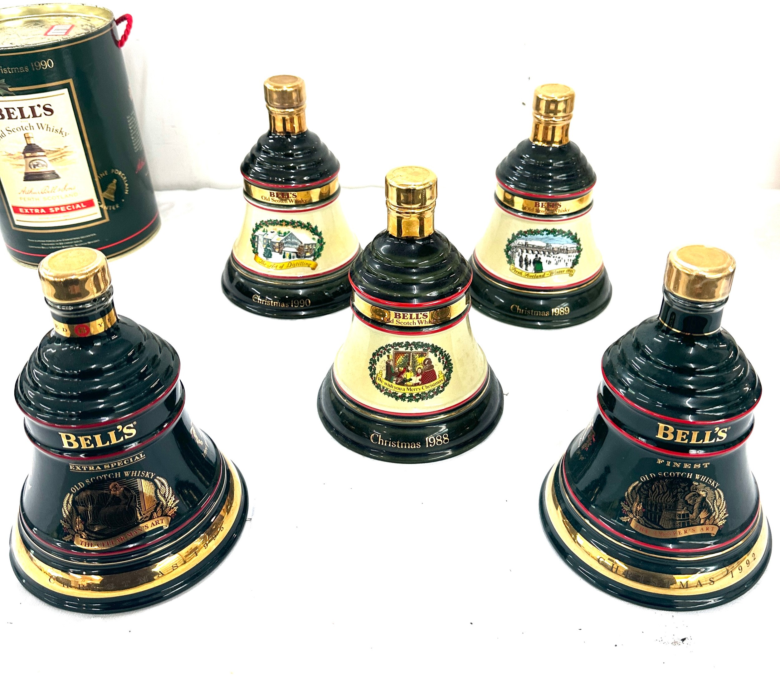 Selection of Bells Old Scotch Whisky Christmas decanters to include Christmas 1990, 1988, 1989, 1992 - Image 8 of 8
