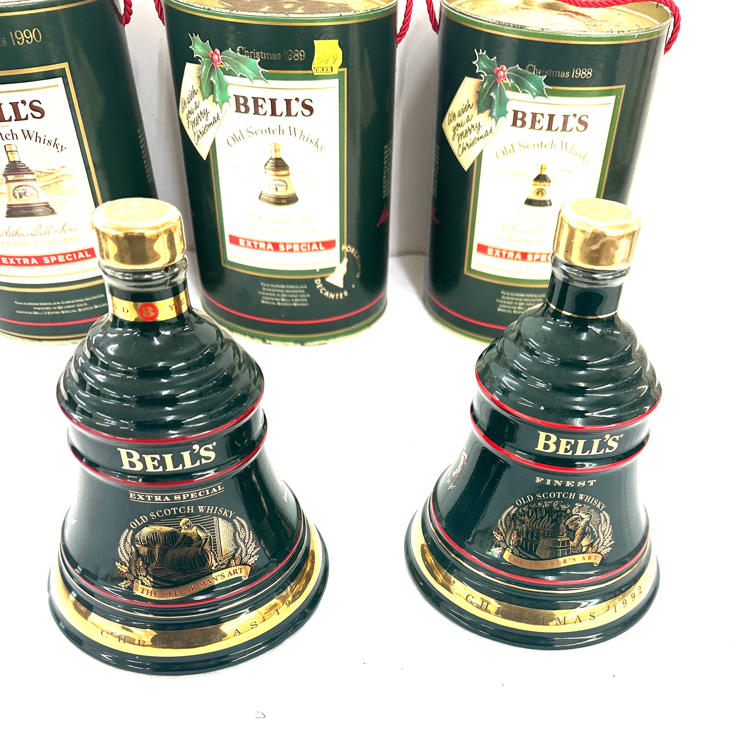 Selection of Bells Old Scotch Whisky Christmas decanters to include Christmas 1990, 1988, 1989, 1992 - Image 6 of 8