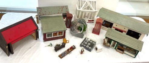 Large selection of 1.24 dolls house accessories to include buildings, furniture, greenery etc