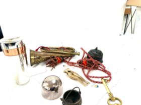 Selection vintage items to include copper and brass horn, Son nau shaker, nut crackers etc