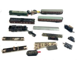 Selection of Hornby pieces to include train, carriages etc