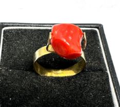 8ct gold vintage modernist coral ring (2.7g)