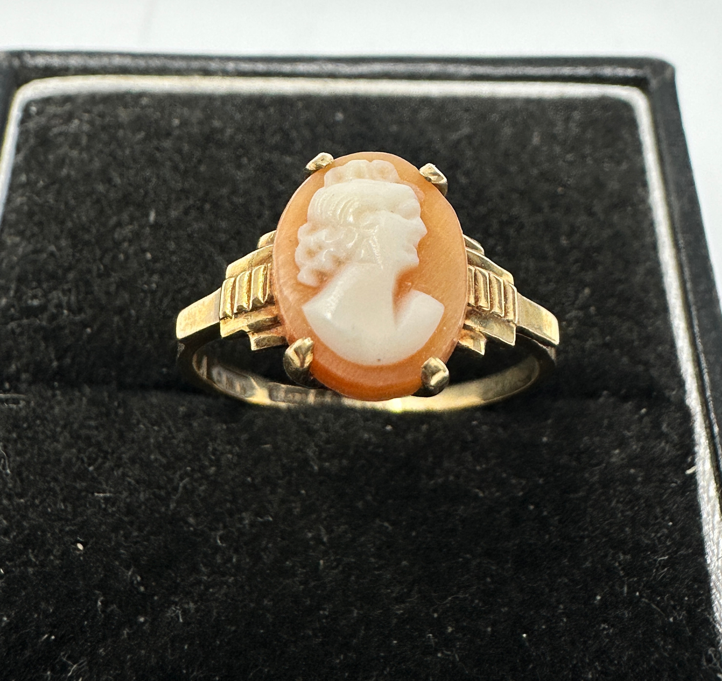 Vintage 9ct gold cameo set ring weight 1.8g