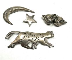 Four silver brooches including pigs (39g)