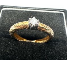 9ct gold etched diamond solitaire band ring (2.5g)