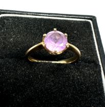9ct gold claw set amethyst solitaire ring (2.1g)